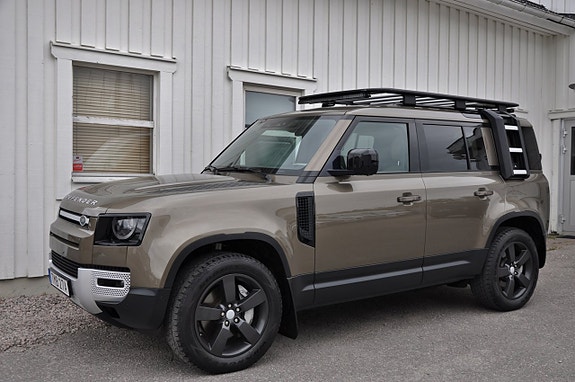 Land Rover Defender 110 2 of 23