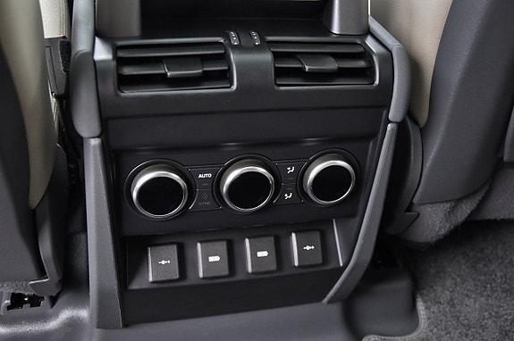 Land Rover Defender 110 15 of 23