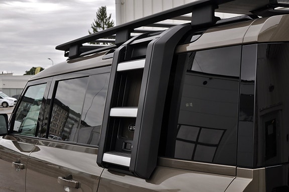 Land Rover Defender 110 22 of 23