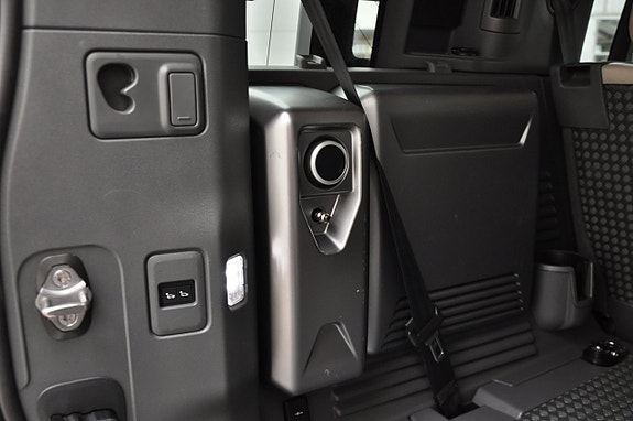 Land Rover Defender 110 19 of 23