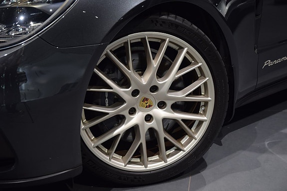 Porsche Panamera 4 2 of 5