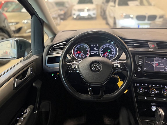 Volkswagen Touran 16 of 27