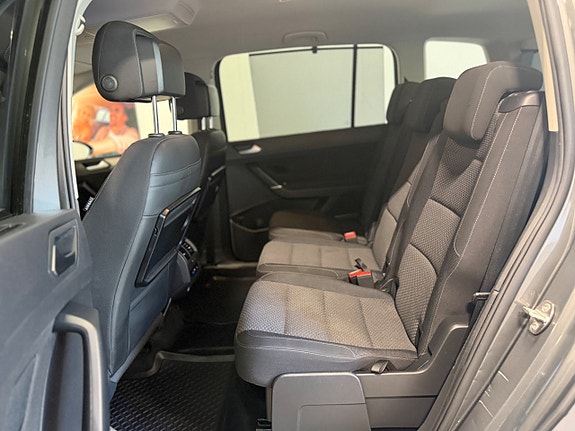 Volkswagen Touran 12 of 27