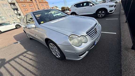 Mercedes-Benz C200 2 of 5