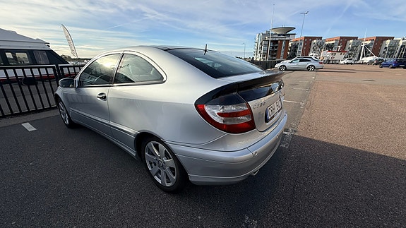 Mercedes-Benz C200 4 of 5