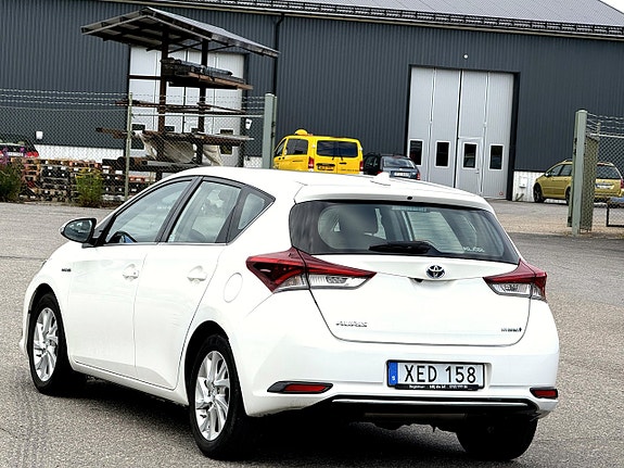 Toyota Auris 7 of 12