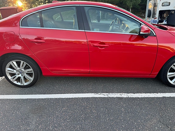 Volvo S60 4 of 5