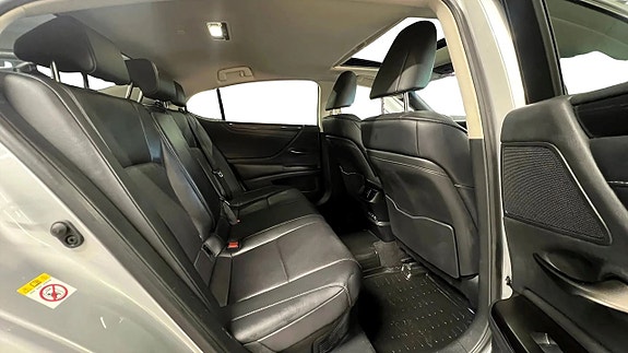 Lexus ES300h 14 of 22
