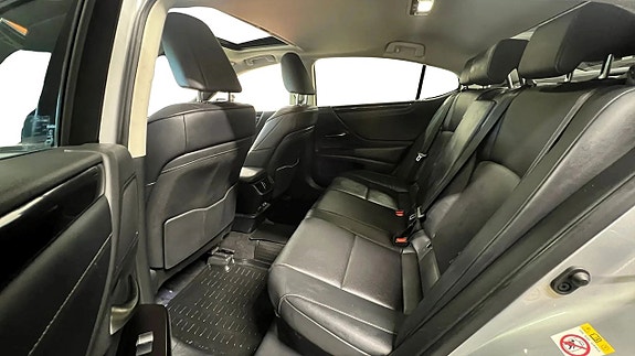 Lexus ES300h 12 of 22