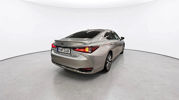 Lexus ES300h 3 of 22