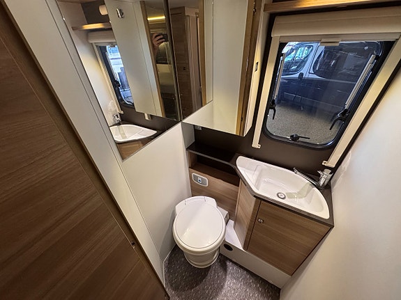 Adria Coral S 670 SL 9 of 11