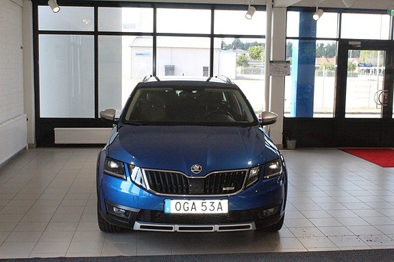 Skoda Octavia Scout 2 of 5