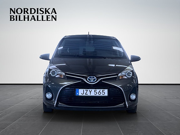 Toyota Yaris 2 of 15
