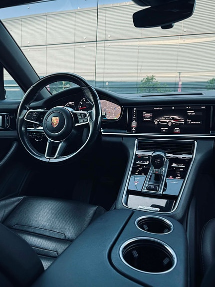 Porsche Panamera 4 3 of 3