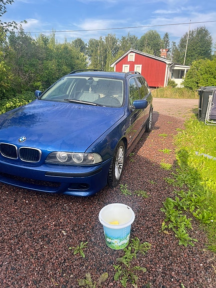 BMW 525i 2 of 11