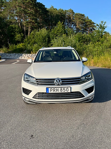 Volkswagen Touareg 2 of 5
