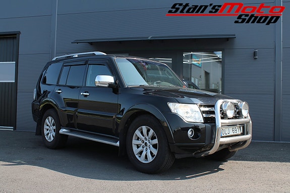 Mitsubishi Pajero 2 of 5
