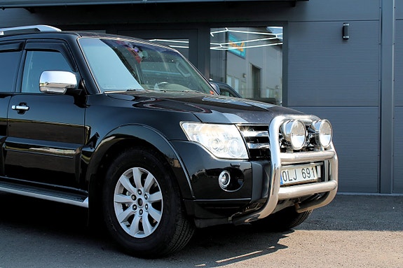 Mitsubishi Pajero 3 of 5