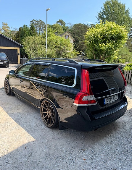 Volvo V70 2 of 5