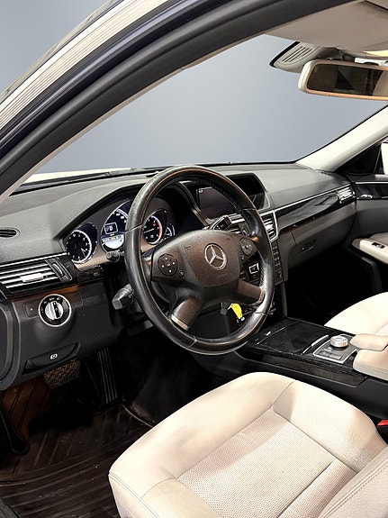 Mercedes-Benz E250 11 of 27