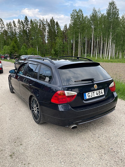 BMW 320d 2 of 4