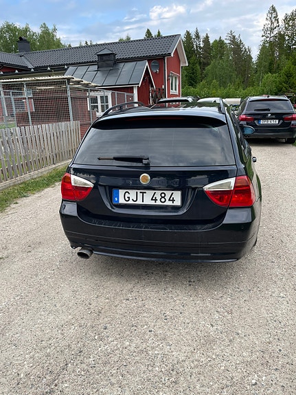 BMW 320d 3 of 4