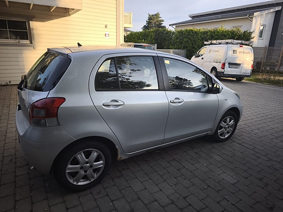 Toyota Yaris 8 of 9