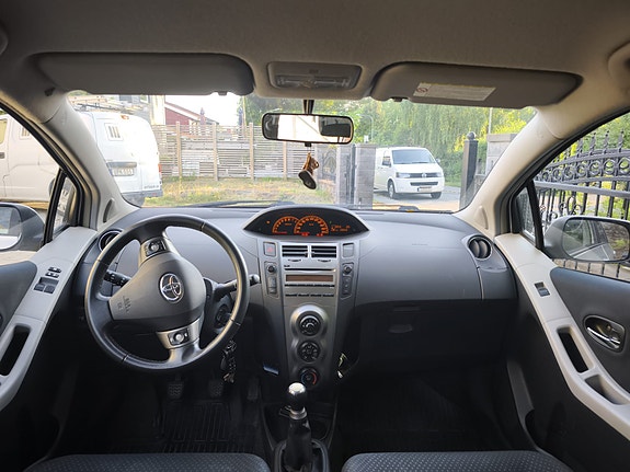 Toyota Yaris 7 of 9