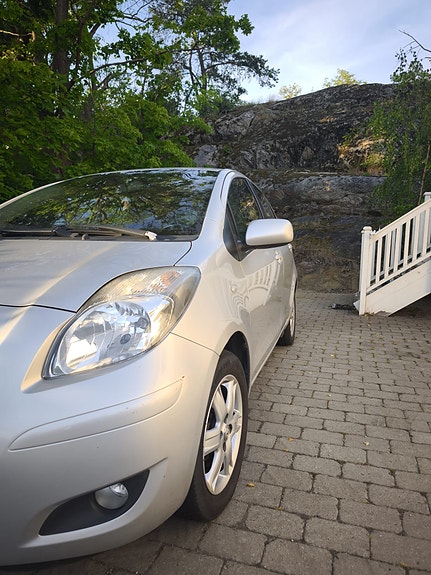 Toyota Yaris 3 of 9