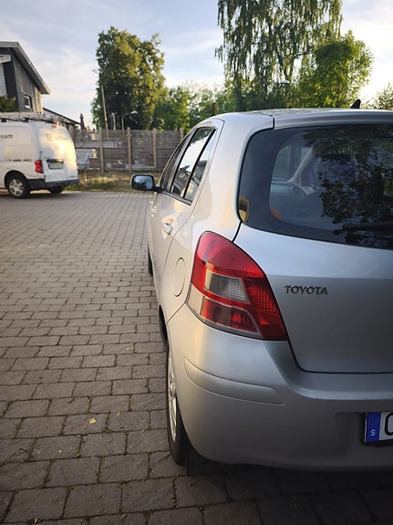 Toyota Yaris 4 of 9