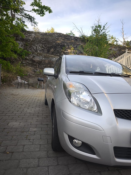 Toyota Yaris 2 of 9