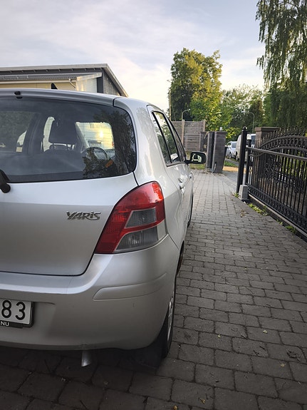 Toyota Yaris 5 of 9