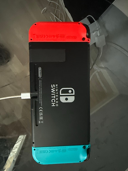 Nintendo Switch spelkonsol med neonröda och neonturkosa Joy-Con image 4