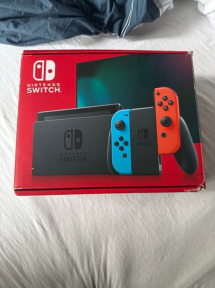 Nintendo Switch spelkonsol med neonröda och neonturkosa Joy-Con