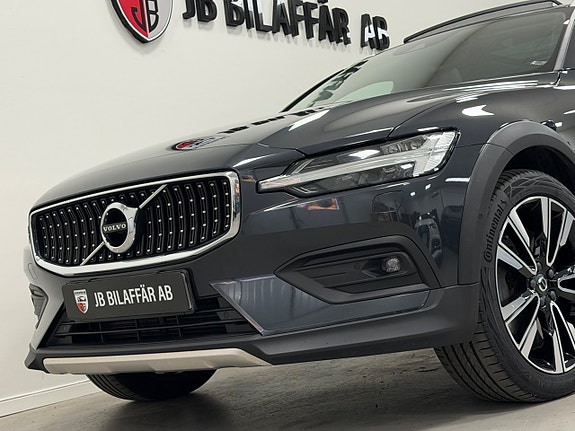 Volvo V60 Cross Country 2 of 5