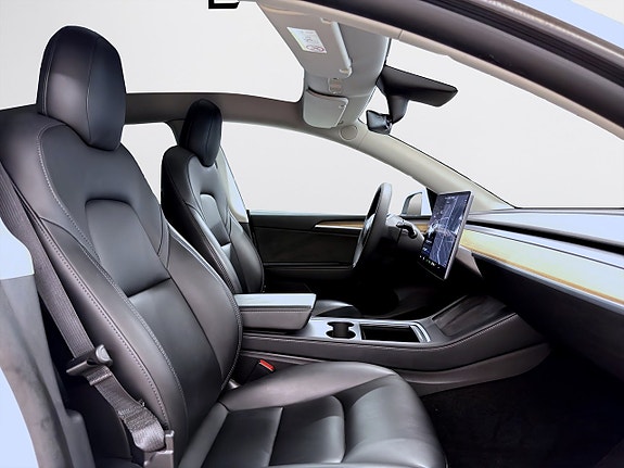 Tesla Model Y 13 of 18