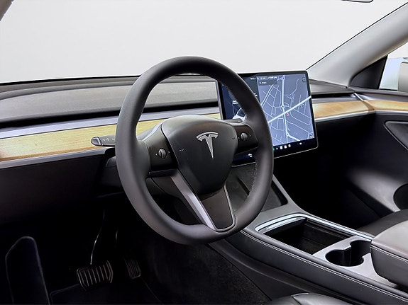 Tesla Model Y 9 of 18