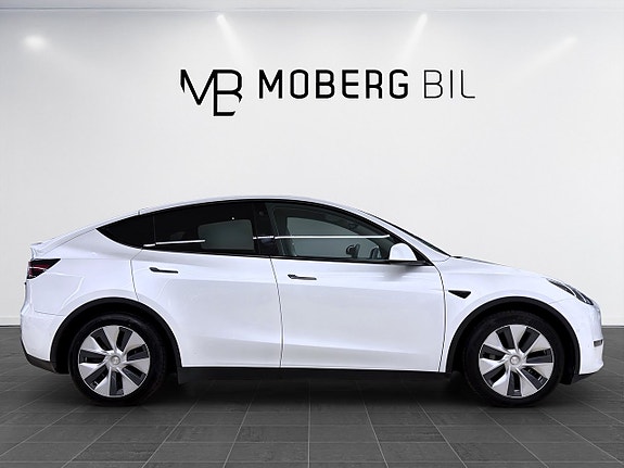 Tesla Model Y 4 of 18