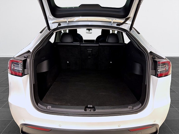 Tesla Model Y 14 of 18