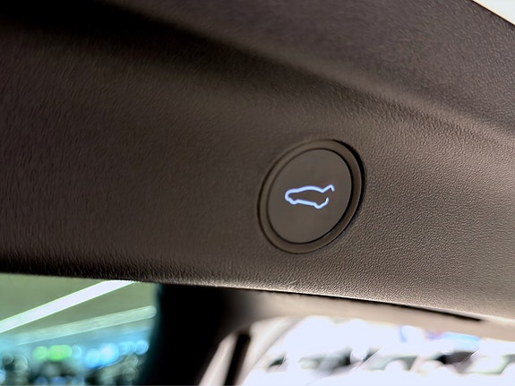 Tesla Model Y 16 of 18