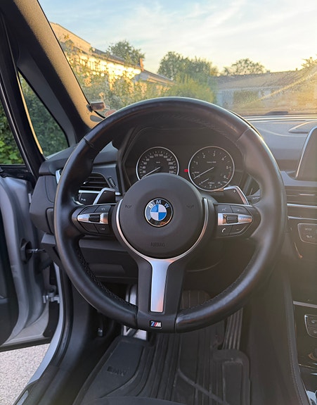 BMW 218d 3 of 11