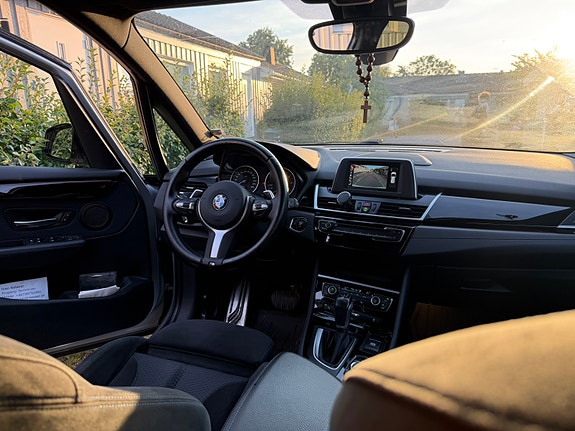 BMW 218d 4 of 11