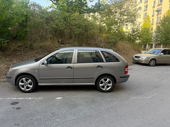 Skoda Fabia 2 of 5