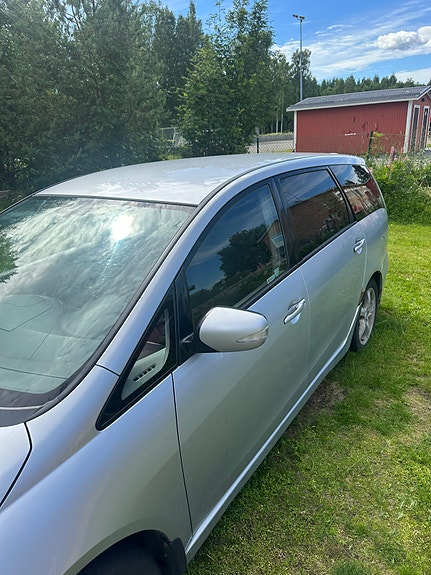 Mitsubishi Grandis 2 of 5