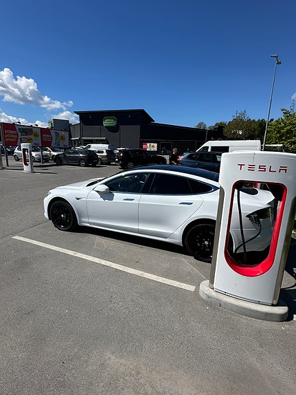 Tesla Model S 2 of 5