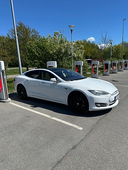 Tesla Model S 4 of 5