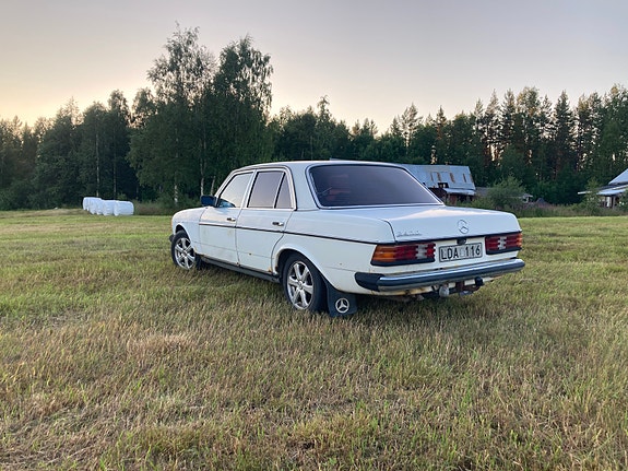 Mercedes-Benz 240 4 of 5
