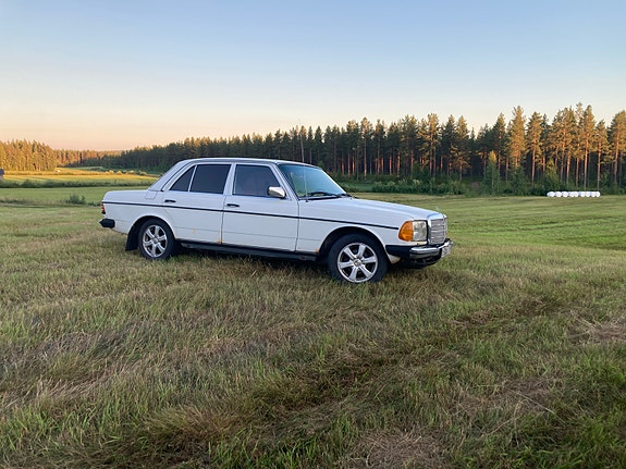 Mercedes-Benz 240 2 of 5