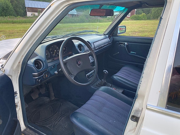 Mercedes-Benz 240 5 of 5