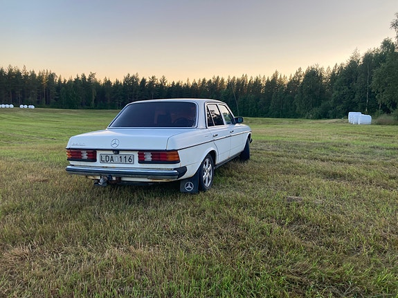 Mercedes-Benz 240 3 of 5